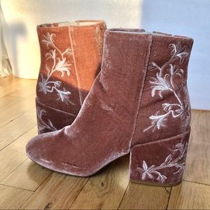 NWOT KENNETH COLE RENNA PINK VELVET BOOTIE